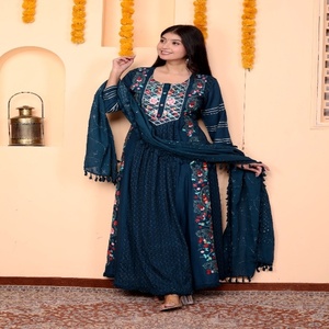 Conjunto de Kurta Anarkali de Rayón Azul Verde Elegante y Estilizado NIYANI con Dupatta Bordada Detallada para Fiestas y Eventos, Largo hasta el Tobillo - Product Image 4