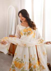 Robe Anarkali en organza de soie pure, imprimé floral, avec dupatta et pantalon, prête à porter, pour occasions spéciales. - Product Image 3