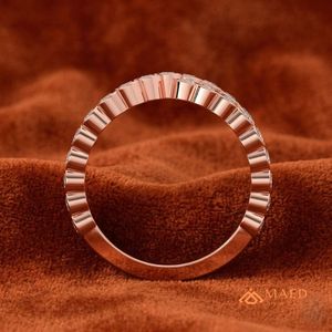 Anillo de Moissanita con Corte Brillante Redondo, Biseles y Banda Cruzada Abierta, Oro Rosa de 14K, Joyería Fina para Boda, Lujo Manhattan - Product Image 3