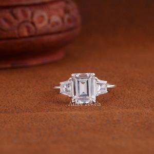 Anillo de Diamantes con Corte Esmeralda para Mujer, Clásico Anillo de Compromiso y Matrimonio con Tres Piedras - Product Image 1