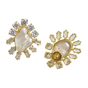 Pendientes de Perlas Barrocas Chapados en Oro de 18K para Mujer - Diseño Floral Étnico Vintage con Incrustaciones de Circonio - Product Image 4