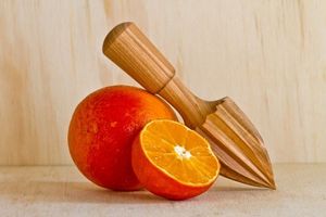 Práctico exprimidor de limones de madera para extraer rápidamente jugo de limón fresco para ensaladas de té y recetas de cocina - Product Image 4