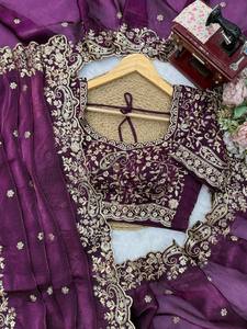 Sari Tradicional de Seda Pesada Fendi con Bordado de Lentejuelas y Blusa a Juego, Diseño de Autor, Aspecto Lujoso, Sin Arrugas - Product Image 6