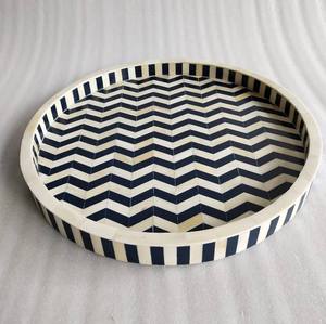 Plateau de service rond en os incrusté avec des plateaux de rangement vert et blanc, motif à carreaux et design feuille, pour une utilisation décorative sur la table à manger - Product Image 5