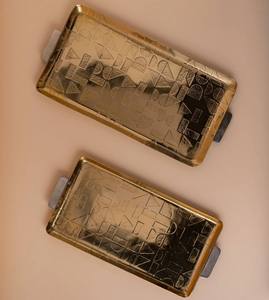 Bandeja Decorativa Rectangular Dorada Artesanal con Textura Martillada y Patrón Geométrico, Plato de Servir Moderno y Lujoso para Mesa - Product Image 4