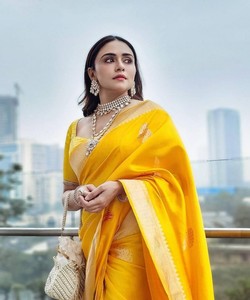 Sari de Seda Amarillo, Traje Tradicional Indio para Bodas, con Borde Zari y Bordado para Mujer - Product Image 5