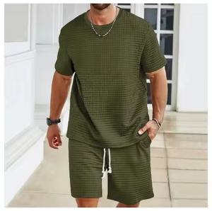 Ensemble tricoté deux pièces personnalisé pour homme : T-shirt décontracté à col rond et manches courtes et short imprimé – Collection été très prisée - Product Image 1