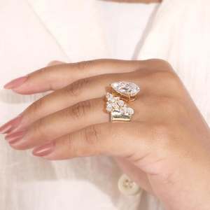 Bague de fiançailles et de mariage tendance pour femme, plaquée or 18 carats, avec moissanite taille poire et motif floral en grappe, sertie à griffes - Product Image 2
