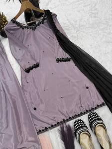 Costume pakistanais en soie grise avec pantalon palazzo et dupatta brodé inclus, col carré, manches courtes, pour occasions formelles et fêtes de l'Aïd - Product Image 4