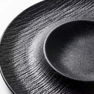 Assiettes blanches et noires en céramique artisanale de style japonais, texture organique, bord large, sous-glaçure mate, pour restaurant et maison. - Product Image 1