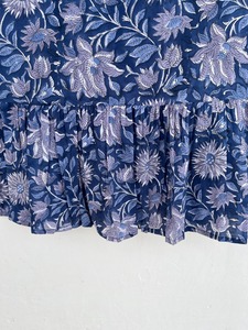 Robe longue d'été bohème pour femme en coton à imprimé floral bleu, manches courtes bouffantes, col noué, ourlet à volants, coupe ample - Product Image 3