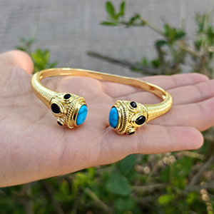 Brazalete artesanal de cobre con múltiples piedras, turquesa, ónix negro y circonitas, chapado en oro, brazalete abierto frontal de latón, joyería para muñeca de mujer. - Product Image 6