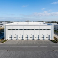Atelier industriel préfabriqué en structure métallique durable, conçu avec précision, entrepôt industriel en métal