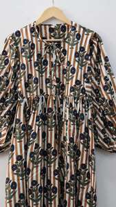 Nuevo vestido midi Kyra, minivestido, vestido largo con estampado floral, cuello profundo con cierre de cordón. - Product Image 2