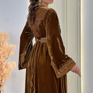 Vestido de Novia Marroquí Mishkat Couture con Encaje, Perlas y Cuentas, Manga Larga, Cuello en V, Largo hasta el Suelo, Kaftán de Boda con Sujetador Incorporado - Product Image 4