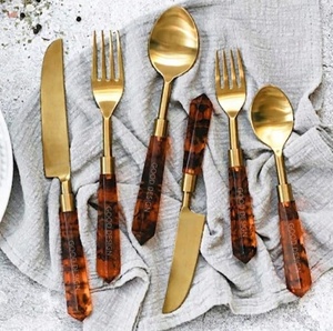 ชุดช้อนส้อมสแตนเลสสตีลคุณภาพสูง 18/10 จำนวน 5 ชิ้น ด้ามจับเรซิ่นลายเต่า ชุดช้อนส้อมหรูหราสีทอง สำหรับงานแต่งงานและงานเลี้ยง - Product Image 1