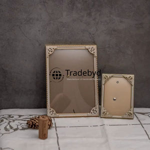 Cadre photo en métal de luxe, accent décoratif par Tradebyd - Product Image 1