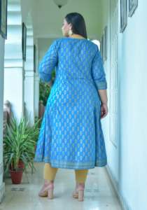 Colección de Verano: Anarkali y Kurta de Algodón con Estampado Floral e Ikat Dorado, Prendas Étnicas para Mujer de Secado Rápido y Protección Solar - Product Image 6