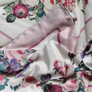 Écharpe carrée en satin de soie personnalisée pour filles avec motif de nœuds, en soie de mûrier ultra douce, taille et couleur personnalisables - Product Image 4