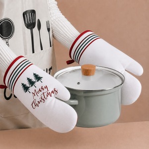 Gant de cuisine en coton 100% avec motif de Noël pour four, micro-ondes et grill, au meilleur prix en Inde. - Product Image 1