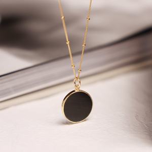 Pendentif élégant en obsidienne noire, cercle, chaîne satellite en or 14 carats, bijoux minimalistes - Product Image 2