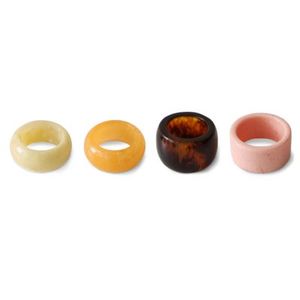 Anneaux de serviette contemporains faits à la main et personnalisables en résine pour la mise en scène de tables à manger modernes et de fêtes - Product Image 1
