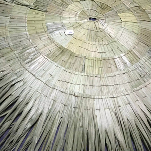 Toit de chaume en feuille de palmier tropical du Vietnam 1.6m-2.6m parasol de plage en paille verte jaune/naturelle pour villas privées et stations balnéaires - Product Image 1