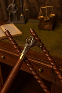 Bâtons de marche rustiques modernes en bois naturel écologique avec poignée en laiton poli, idéaux pour les cadeaux - Product Image 3