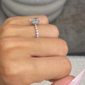 Anillo de Compromiso con Diamante Cultivado en Laboratorio de Corte Ovalado de 2.50 Quilates, Certificado por IGI, con Pavé Lateral y Halo Oculto, Oro Blanco de 18k - Product Image 3