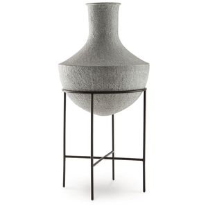 Vase de sol moderne Glided Bloom gris et noir sur support en métal noir, design minimaliste, fabrication artisanale - Product Image 4