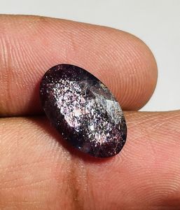 Iolite naturelle facettée, de couleur sang, à reflets multiples, taille ovale. - Product Image 3