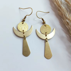 Pendientes de Oreja de Latón con Piedra de Tigre, Hechos en India, Color Dorado - Un Par - Product Image 1