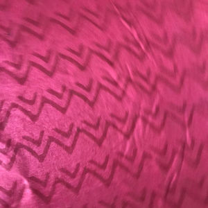 ผ้าฝ้ายพิมพ์ลายด้วยมือ – พื้นสีชมพูร้อนแรงพร้อมลายเชฟรอนซิกแซก |   สิ่งทออินเดียสมัยใหม่ - Product Image 4