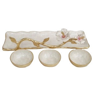 Nouveaux plateaux en forme de feuille finis personnalisés Plateau de service décoratif et bol pour la décoration intérieure ou les articles de table en métal - Product Image 1