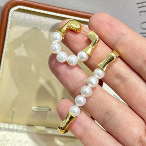 Pendientes de Perlas Naturales de Agua Dulce con Diseño de Nicho de Lujo Versátil, Hebilla de Herradura y Cierre de Aguja - Product Image 1