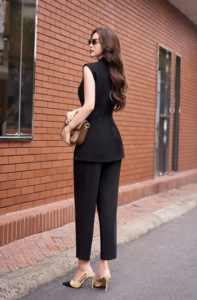 Chemisier de bureau structuré sans manches pour femme, style gilet peplum, avec revers cranté et taille découpée, noir CELESTINE - Product Image 4