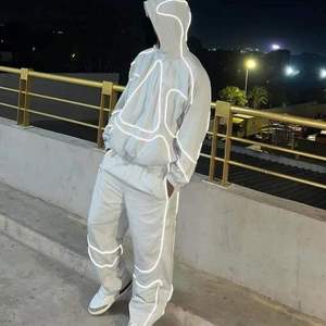Conjunto Deportivo Reflectante para Hombre, Chaqueta con Capucha y Pantalones Jogger, Ropa Deportiva con Visibilidad Nocturna - Product Image 5