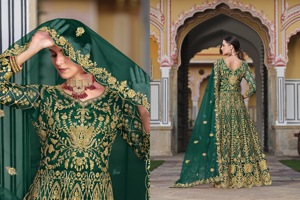 Robe Anarkali de mariée verte, lourdement brodée, avec voile, longueur ras du sol, pour femmes, idéale pour les mariages et les fêtes - Product Image 1