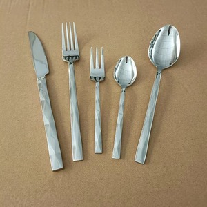 Ensemble de couverts modernes en acier inoxydable, finition miroir, compatibles lave-vaisselle, couverts de mariage avec manche à motifs - Product Image 4