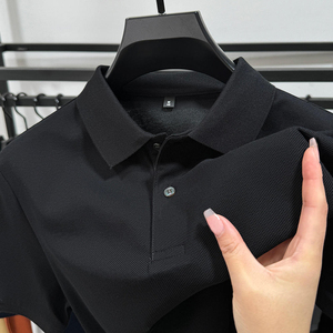 เสื้อเชิ้ตผู้ชายสีกรมท่า ผ้าโพลีเอสเตอร์ ติดกระดุม แขนสั้น สีพื้น ระบายอากาศได้ดี ทรงลำลอง ความยาวปกติ มีโลโก้ด้านหน้า มีสินค้าพร้อมส่ง - Product Image 2