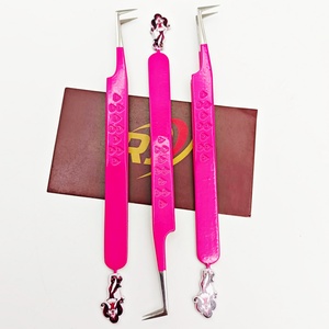 Pince à épiler professionnelle pour extensions de cils avec logo personnalisé, couleur rose, en acier inoxydable, modèle Poupée de Noël, à 90 degrés - Product Image 6