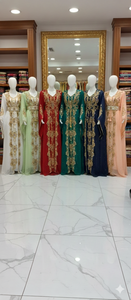 Abaya de mariage marocaine brodée à la main Sultanate, Takchita deux pièces vert foncé et blanc perlée à la main, Robe traditionnelle à motifs floraux dorés - Product Image 4