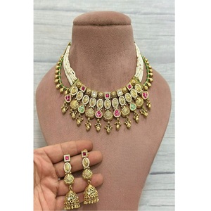 Parure de Soirée Rajwadi Glamour de Qualité Supérieure, Inspirée de Sabyasachi, Faite à la Main, en Laiton Plaqué Or, avec Perles d'Imitation Kundan Polki - Product Image 1