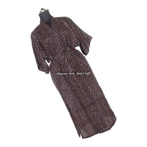 KL015 Kimono Largo de Seda Bohemio Vintage, Estilo Boho Gitano, Hecho con Sari Reciclado, Túnica Larga de Seda Vintage, Ropa de Dormir para Mujer - Product Image 1