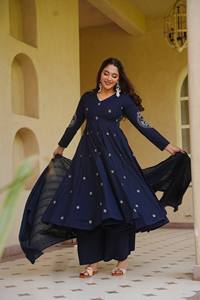 Conjunto de Salwar Kameez Azul Marino Tejido y Bordado sin Cuello para Mujer, Traje Largo con Lehenga para Fiesta o Boda - Product Image 4