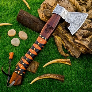 Hache Viking en Acier à Haute Teneur en Carbone Forgée à la Main, Manche en Bois de Palissandre Personnalisé OEM, Hachette à Barbe avec Étui en Cuir, Hache de Camping et de Bushcraft - Product Image 3