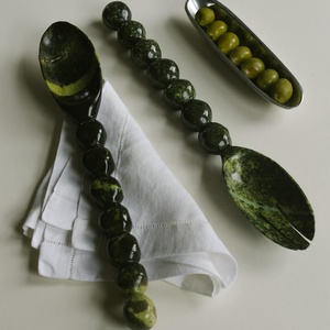 Ensemble de serveurs à salade en résine personnalisés faits à la main avec cuillères, bols et ustensiles de service - Écologique et compatible lave-vaisselle - Product Image 2