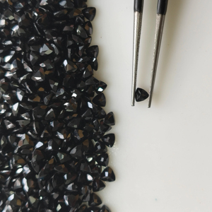 Spinelle noire naturelle 3MM taille triligne, pierre précieuse en vrac de qualité supérieure pour la fabrication de bijoux, provenance Red Mountain Gems - Product Image 1