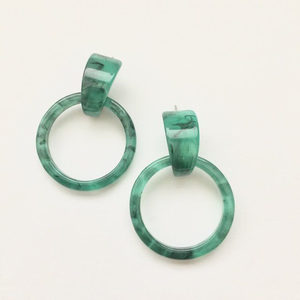 Composants de bijoux : Boucles d'oreilles pendantes en résine marron et blanche, cercle ouvert, par Blossom Craft India - Product Image 2