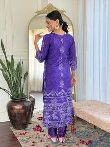 Ensemble de kurta imprimé en crêpe français avec pantalon et dupatta, ensemble de fête trois pièces pour femme, style ethnique moderne, tissu viscose Gadhval - Product Image 2
